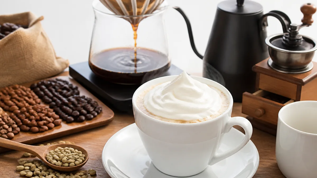ウィンナーコーヒー飲み方の基本は「混ぜずにクリーム越しに飲む」の解説画像